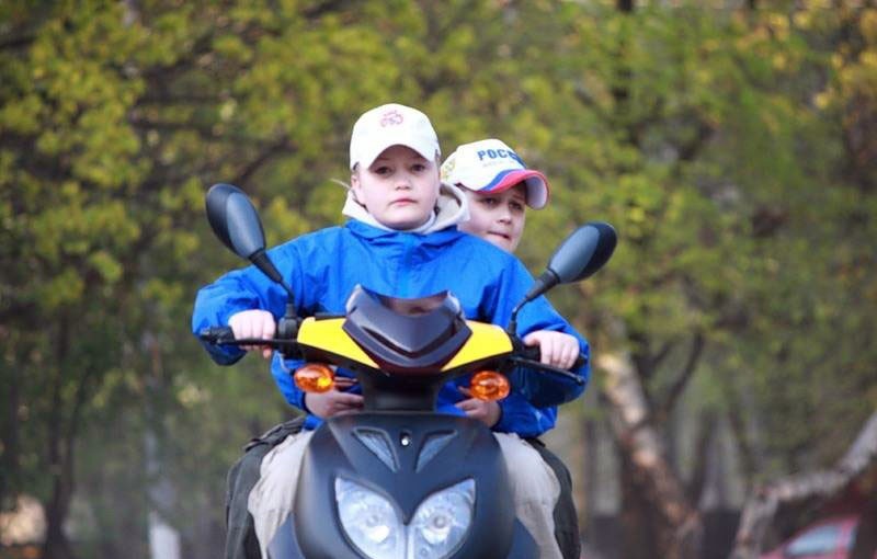 1468250384 childonscooter