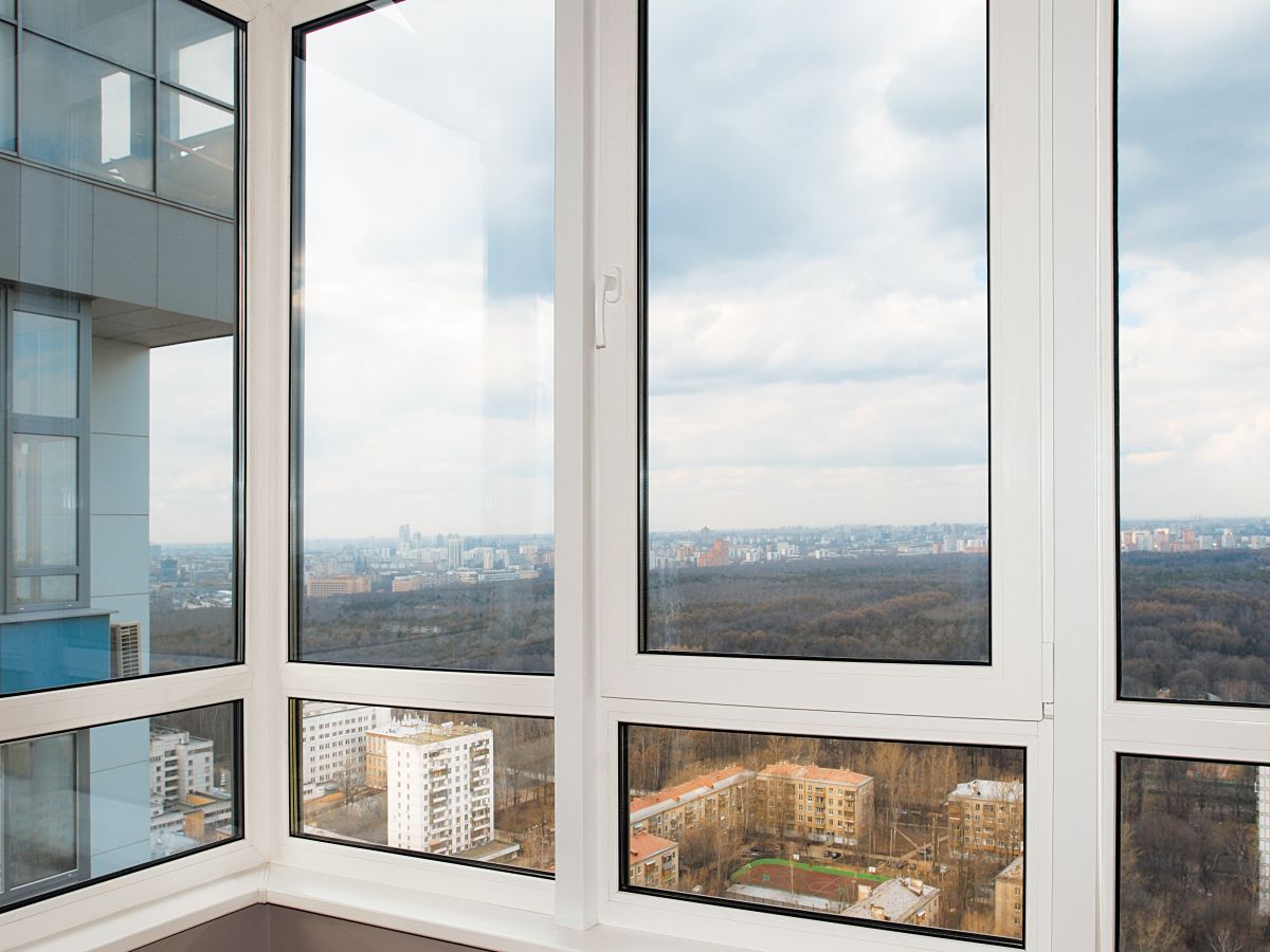 montage v kvartire okon pvh