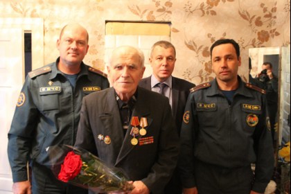 Руководство по ЧС поздравило бывшего работника пожарной службы с 90-летним юбилеем