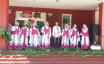 Свята падвор’я «Наш двор нібыта казка» адзвінела ў Астромічах на Троіцу.