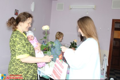 Кобрынскія актывісты БРСМ павіншавалі шэсць маладых мам