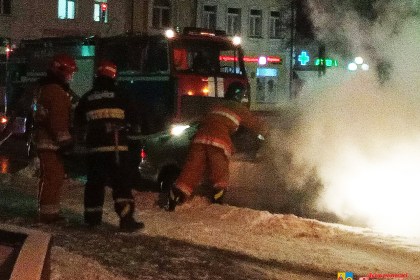 Утром в Кобрине открытым пламенем горел автомобиль
