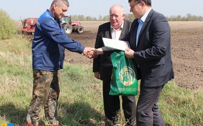 Старшыня райкама прафсаюза работнікаў аграпрамысловага комплексу Васіль Лазарчук віншуе лепшых механізатараў