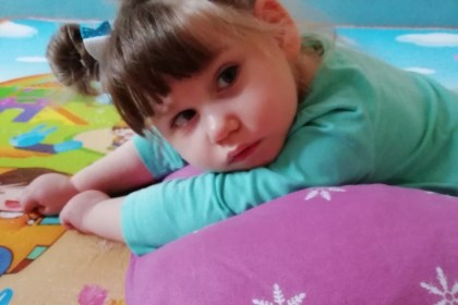 «Всё время лежа»: почти 3 года маленькая Сонечка Микрюкова не могла и по-прежнему не может сидеть. Нужна Ваша помощь!