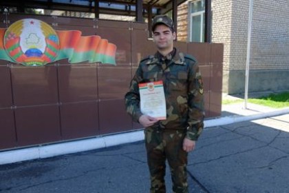 Уроженец деревни Патрики Владислав Деревнюк везет для родителей Благодарственное письмо… из армии