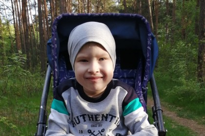 Он понимает, что не может ходить, но не унывает. «Мама, я хочу сам, хочу сам ездить на коляске!»