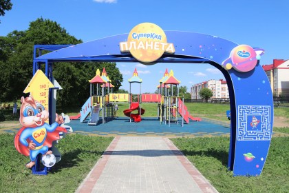 «Савушкин» построил в Березе игровой комплекс и спортплощадку с тренажерами