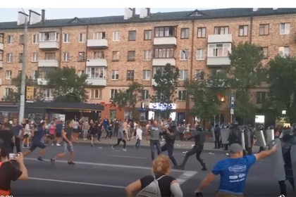 Видео. Брест. Протестующие провоцируют ОМОН