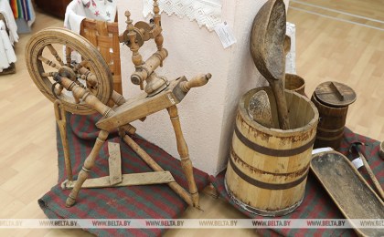 Гарсет, каптур и резные прялки - в Бресте презентуют выставку «По следам музейных экспедиций»