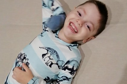 «Он плачет, и я плачу, а обнять не могу». Тяжелобольному ребенку нужна ваша помощь