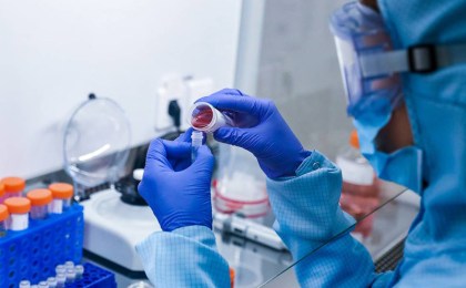 ВОЗ зафиксировала максимальный рост числа заразившихся коронавирусом в мире за сутки