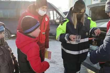 Кобринский ОГАИ совместно с Кобринском районной организацией Белорусского Общества Красного Креста помогает кобринчанам пережить холода