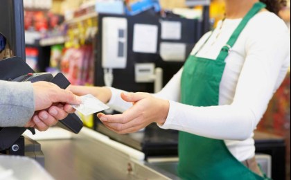 Кобринчанка рассчиталась за продукты питания в магазине чужой банковской карточкой