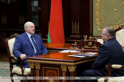 Контроль за ценами и зарплаты в конвертах – Александр Лукашенко принял с докладом главу КГК