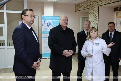 Развитие межрегиональных медцентров и белорусская вакцина – Александр Лукашенко посетил больницу в Молодечно