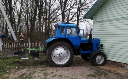 В Кобринском районе водитель трактора совершил наезд на жилой дом