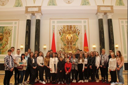 Кобринские одиннадцатиклассники - участники проекта «Школа молодого руководителя» посетили с экскурсией Дворец Независимости в Минске