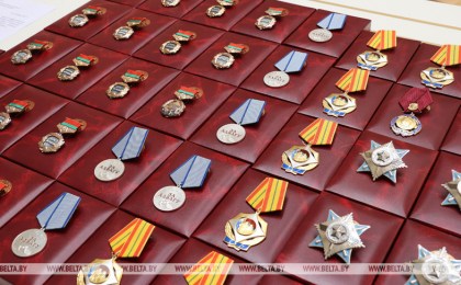 Начало новой традиции. Александр Лукашенко в преддверии Дня народного единства вручил госнаграды