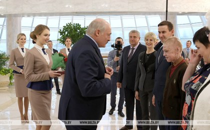 Александр Лукашенко вручил награды Роме Когодовскому и спасшим его медикам