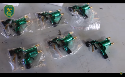 Брестские таможенники пресекли попытку незаконного перемещения оборудования для нанесения тату и музыкальных деревянных инструментов стоимостью свыше 142 тыс. рублей