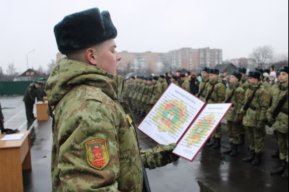 В Пинском пограничном отряде прошел ритуал принятия Военной присяги новым пополнением