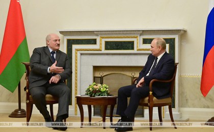 Новые шаги в кооперации, хоккей и подарки под елку. Как прошла последняя в 2021 году встреча Лукашенко и Путина