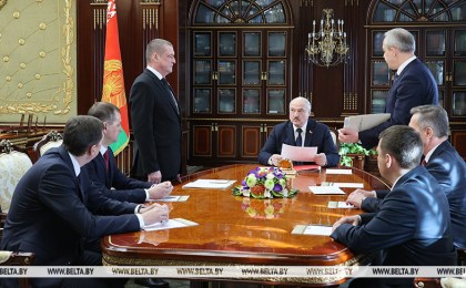 Лукашенко при назначении управленцев: очень вам благодарен, что вы в непростое время идете на госслужбу