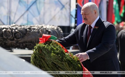 Александр Лукашенко в Минске возложил венок к монументу Победы