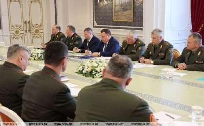 От бронетранспортеров до роботов и ракетного вооружения. Александр Лукашенко раскрыл подробности оснащения войск