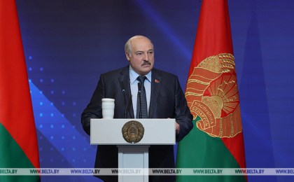 Лукашенко - чиновникам и депутатам: вы должны быть первоисточником и хороших, и неприятных новостей