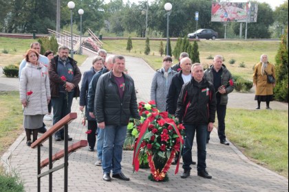 Кобринчане к Дню народного единства высадили аллею в сквере им. Героев-танкистов