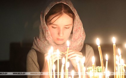 Православные верующие празднуют Воздвижение Креста Господня