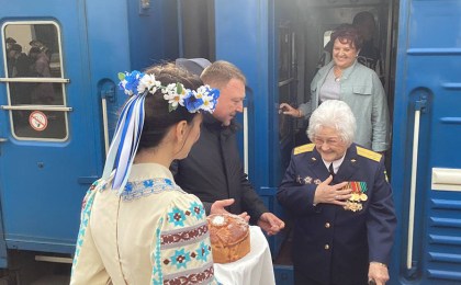 «Преклоняемся перед Беларусью»: в Бресте встретили штурмана женского авиаполка имени Расковой