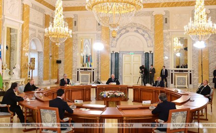 Решение мировых проблем, ядерное оружие и трактор для Путина. О чем говорил Лукашенко в Санкт-Петербурге