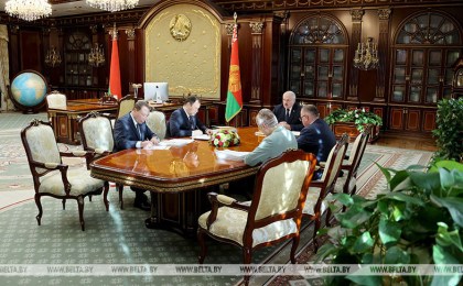 Что с экономикой и ценами и зачем Лукашенко встретится с Путиным? Президент принял с докладом Головченко