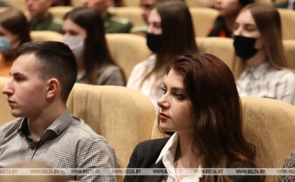 Семь девушек и один юноша поборются за титул лучшего студента