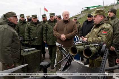 Лукашенко говорит, что Беларусь жестко ответит в случае нападения. Посмотрели, какое оружие разрабатывают в стране