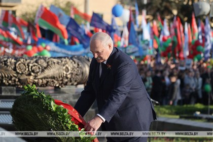 Лукашенко возложил венок к монументу Победы в Минске
