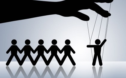 Авторская колонка Дмитрия Белова «По Белому»: зачем враги Беларуси кормят нас фэйками?