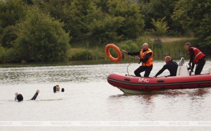 «Тонут не потому, что не умеют плавать». Что важно знать об отдыхе у воды