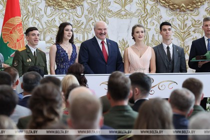 «Будущее непременно за вами». Почему Лукашенко всегда поддерживает молодое поколение