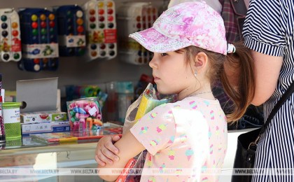 Более 50% многодетных семей уже получили помощь на подготовку детей к школе