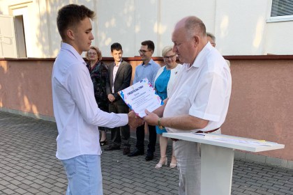 Председатель Кобринского райкома профсоюза работников АПК поздравил учащихся с Днём знаний