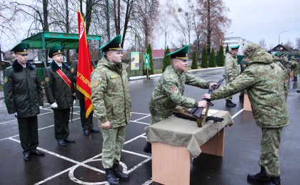 В Пинском пограничном отряде в торжественной обстановке состоялся ритуал вручения оружия новому пополнению. На следующий день пограничники провели боевые стрельбы.