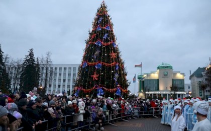 Открытие главной новогодней ёлки Кобрина - на центральной площади города