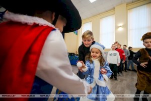 Под шубой у Деда Мороза - тельняшка. Десантники устроили праздник ребятам из Кобринской детской деревни