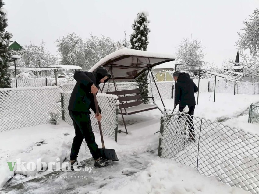 Школьники продолжают помогать пожилым в уборке снега. ФОТОРЕПОРТАЖ