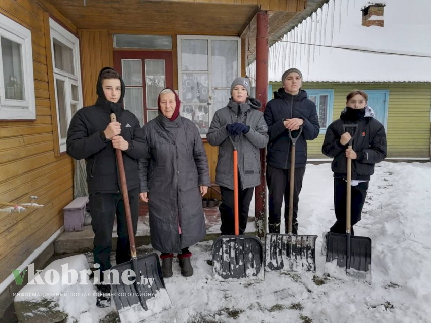 Школьники продолжают помогать пожилым в уборке снега. ФОТОРЕПОРТАЖ