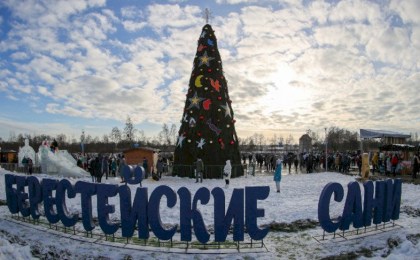 Десятиметрового дракона мастерят для карнавального шествия на фестивале «Берестейские сани» в Пинске