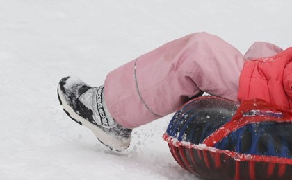 Более 200 детей с начала зимы обратились в больницы Беларуси с травмами после катания с горок